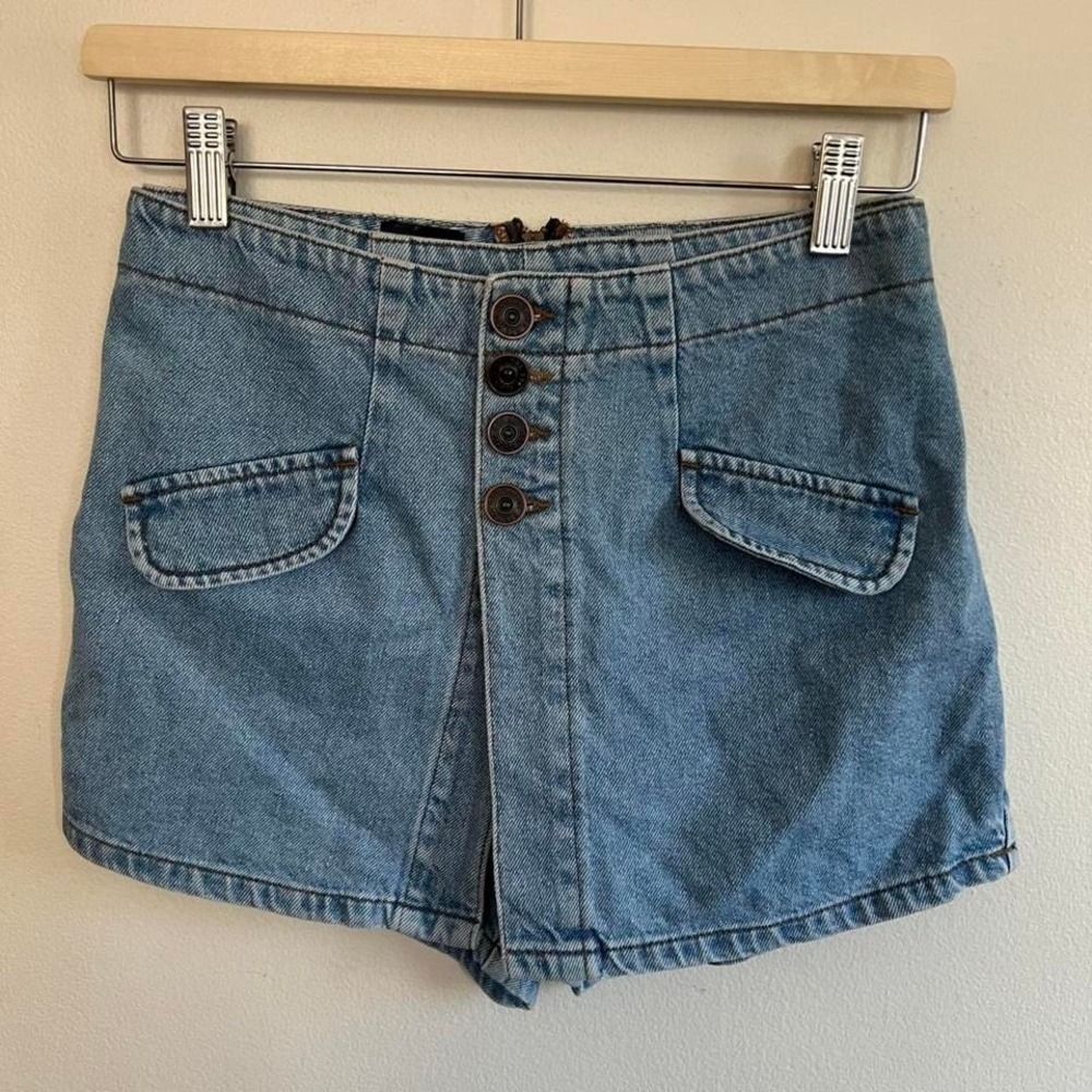 BDG Urban Outfitters High Waisted Button Front Denim Shorts Light Wash Blue 24